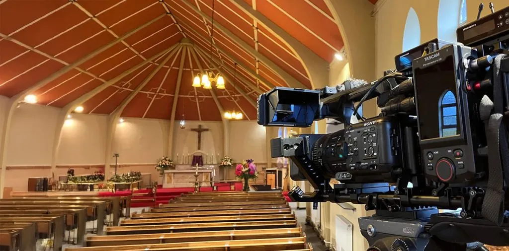 Cámara transmitiendo una ceremonia en una iglesia