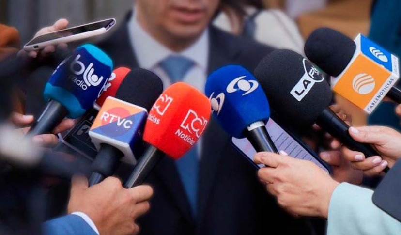 Cámaras transmitiendo una rueda de prensa